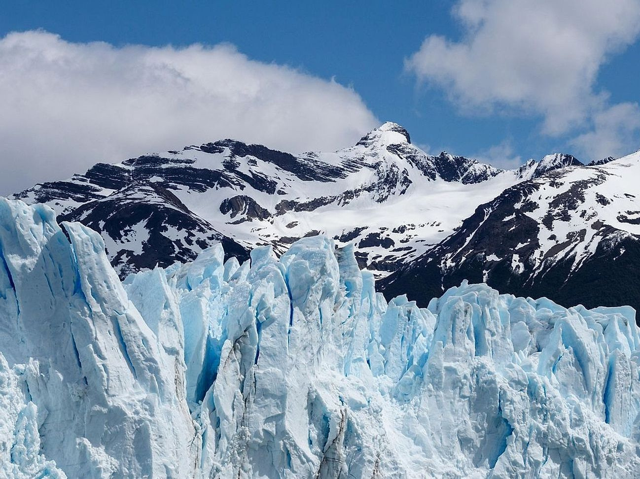 Cabana aberta acima da última árvore, vista para o vale